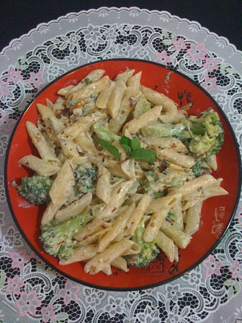 Macarrão ao molho de brócolis e iogurte
