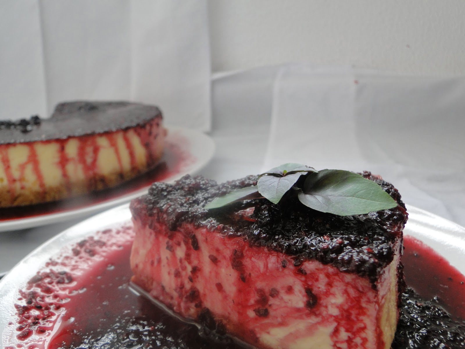 Cheesecake assado com calda de amora