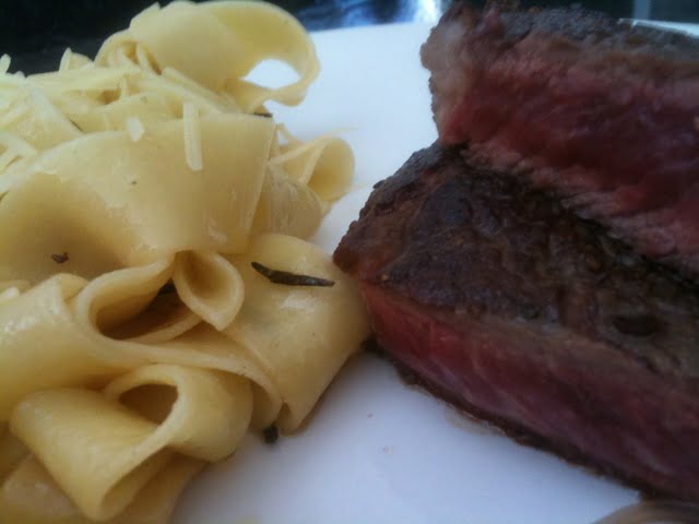 Entrecôte com papardelle na manteiga de ervas
