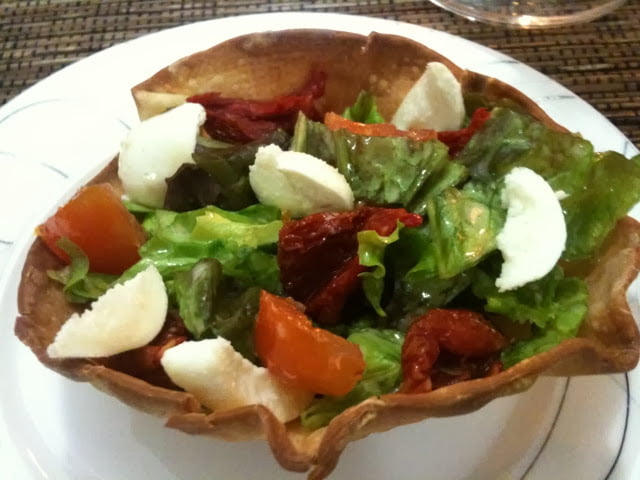 Salada na cestinha crocante
