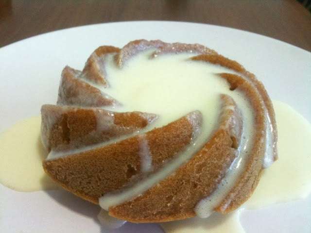 Bolo de café com calda de leite ninho
