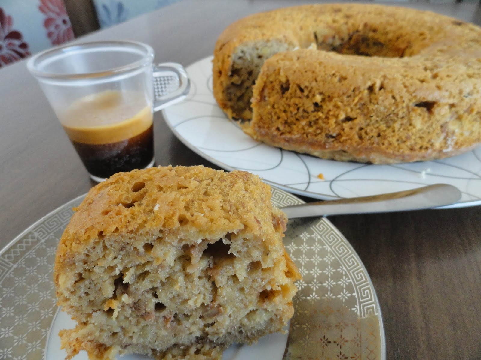 Bolo com muita banana e nozes