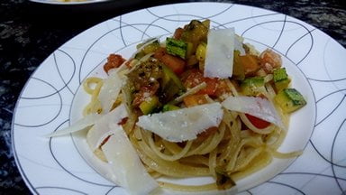 Linguini com legumes na manteiga e lascas de pecorino
