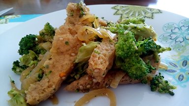 Proteína de soja em tiras com shoyu e brócolis