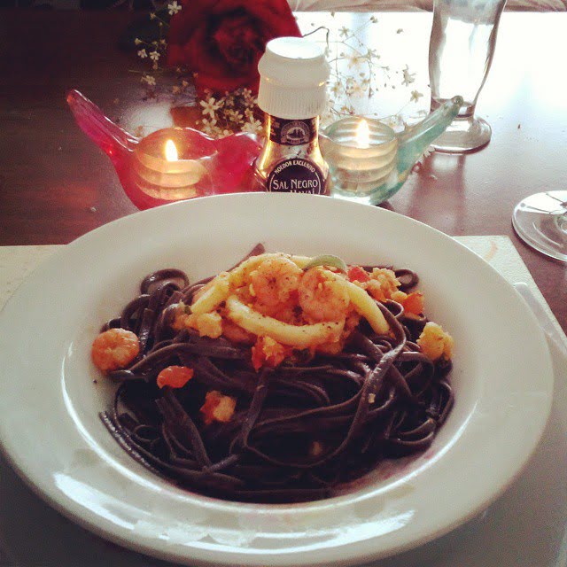 Macarrão ao molho de lulas, camarões, manteiga e sálvia