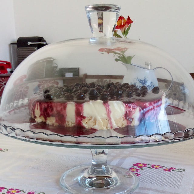 Cheesecake sem forno com calda de frutas