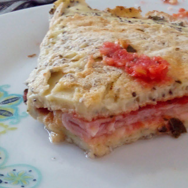 Crepioca sabor pizza (molho de tomates frescos, presunto, queijo, orégano e chia).TPM intensa esse mês 