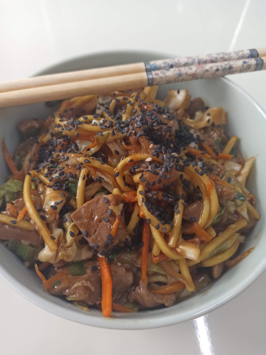 Udon com molho shoyu e gengibre