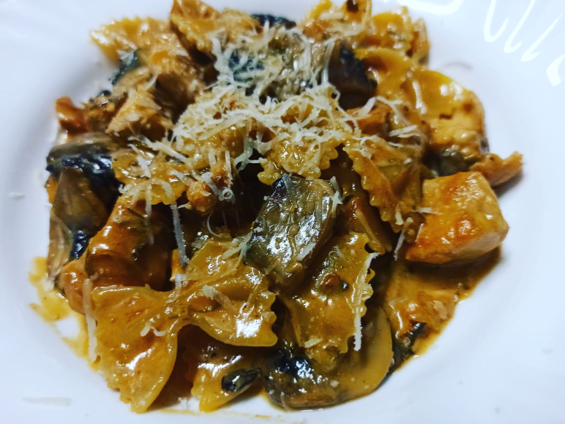 Farfalle ao molho estrogonofe