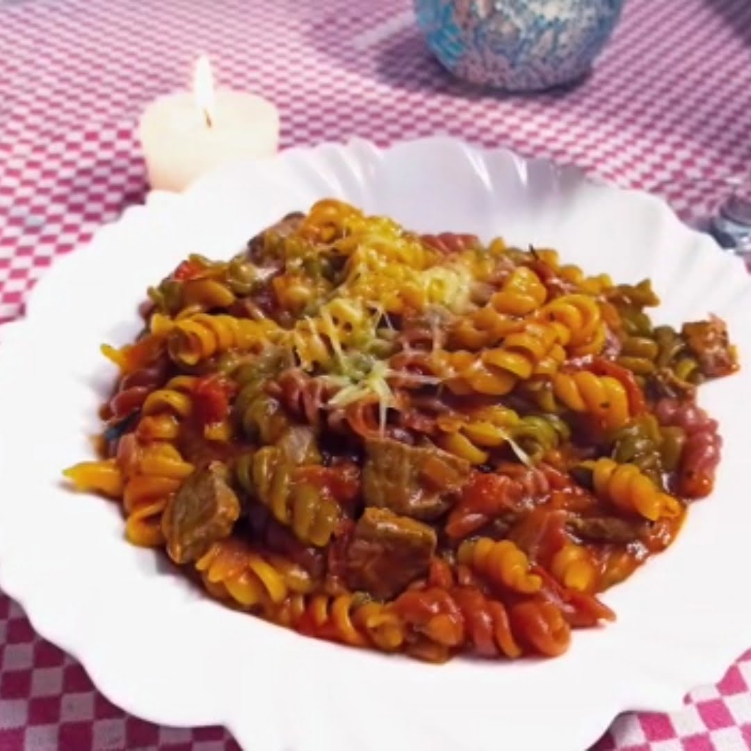 Fusilli com tomate e carne 1panela!