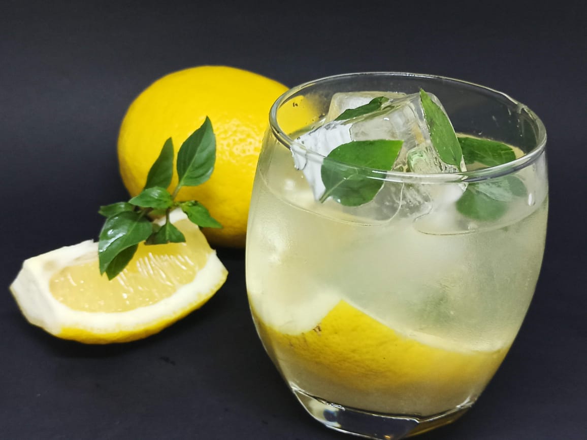 Caipirinha de limão siciliano com manjericão
