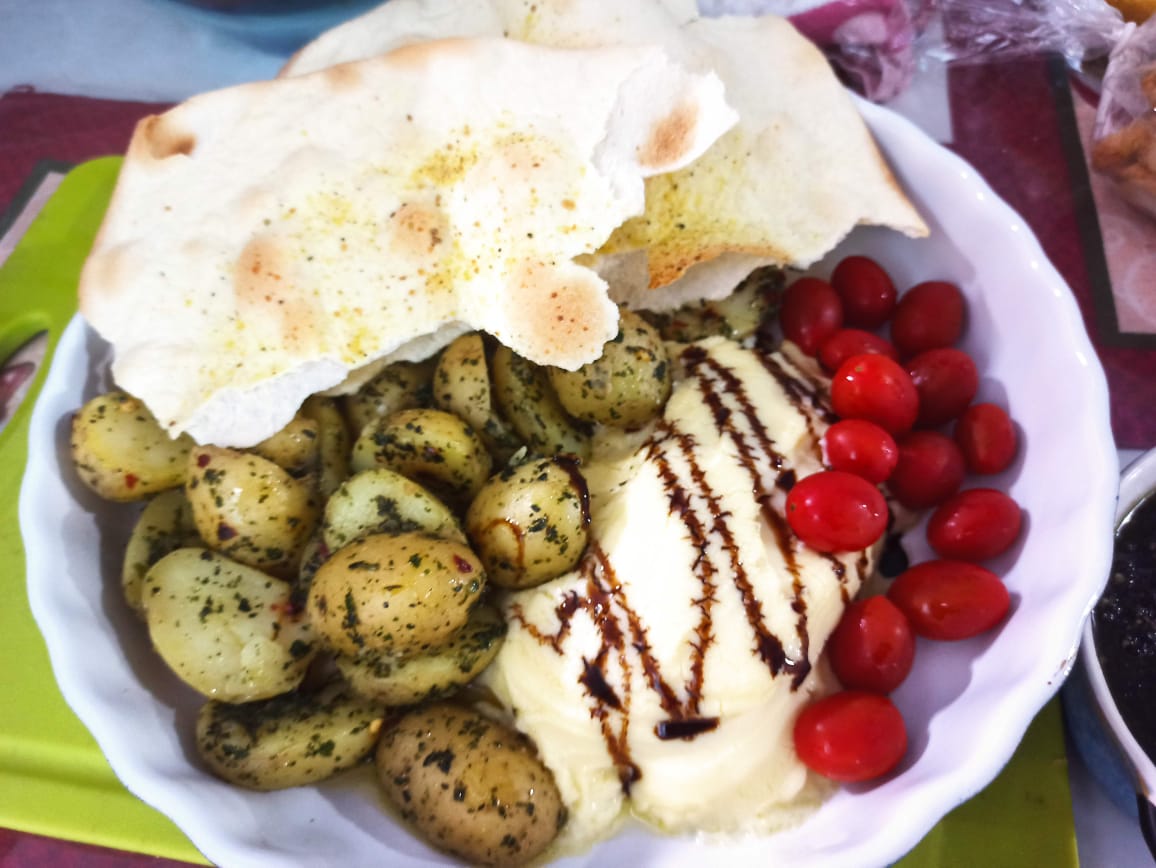 Catupiry assado com batata bolinha temperada