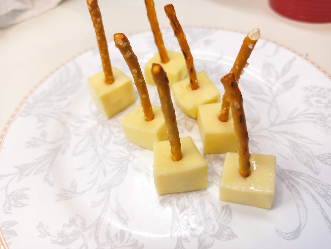 Cubos de queijo com palitos comestíveis