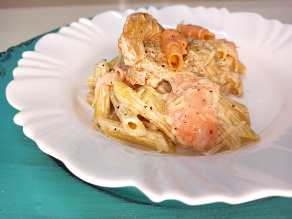 Penne com alcachofra e salmão defumado