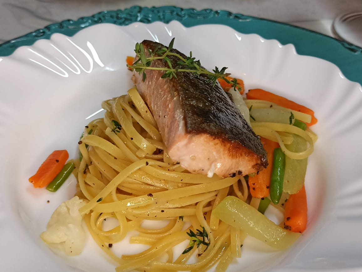 Salmão grelhado com espaguete e legumes