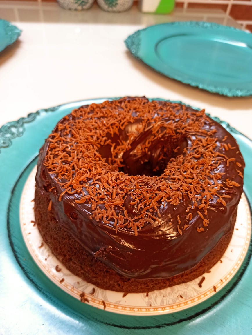 Bolo de iogurte e chocolate com brigadeiro