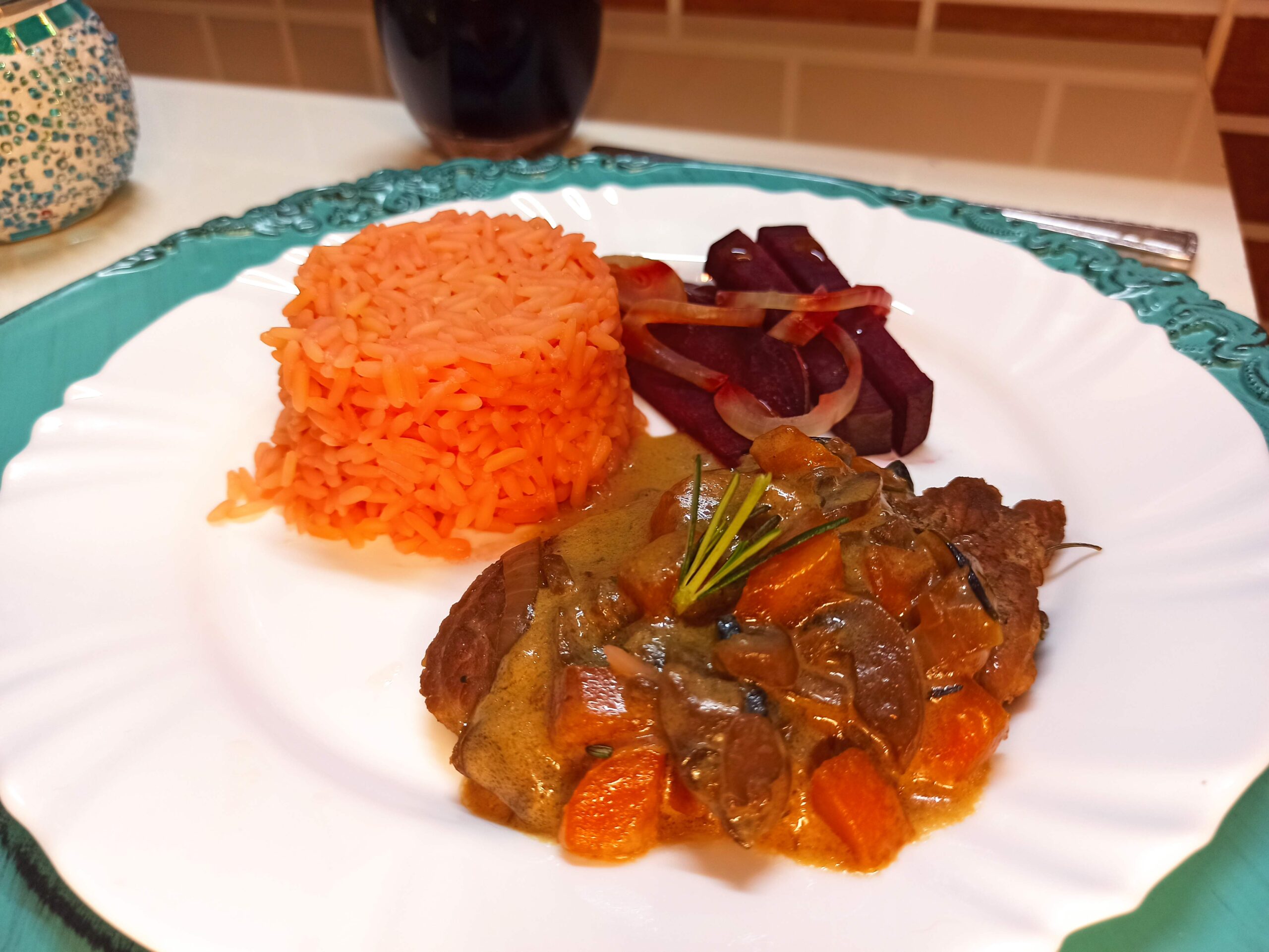 Bife de porco na panela de pressão elétrica com cogumelos