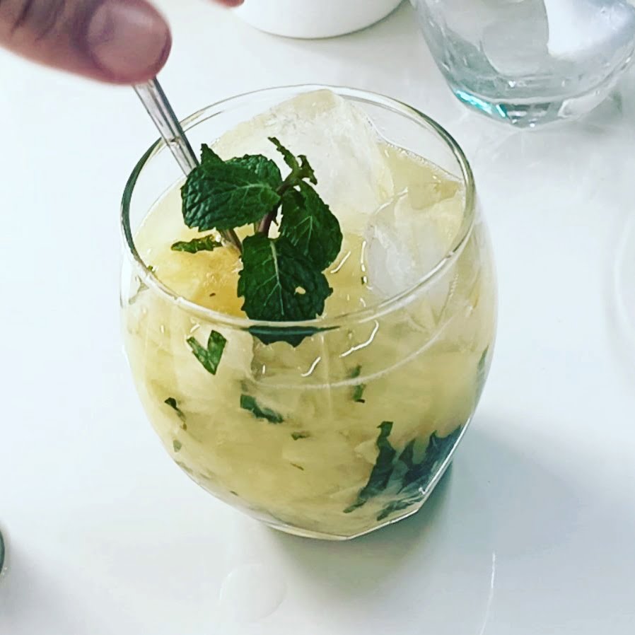 Caipirinha de abacaxi com hortelã