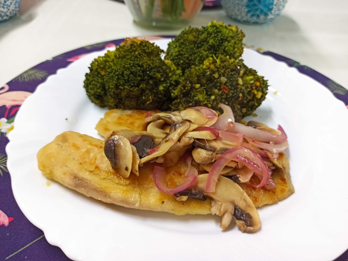 Peixe grelhado com cogumelos