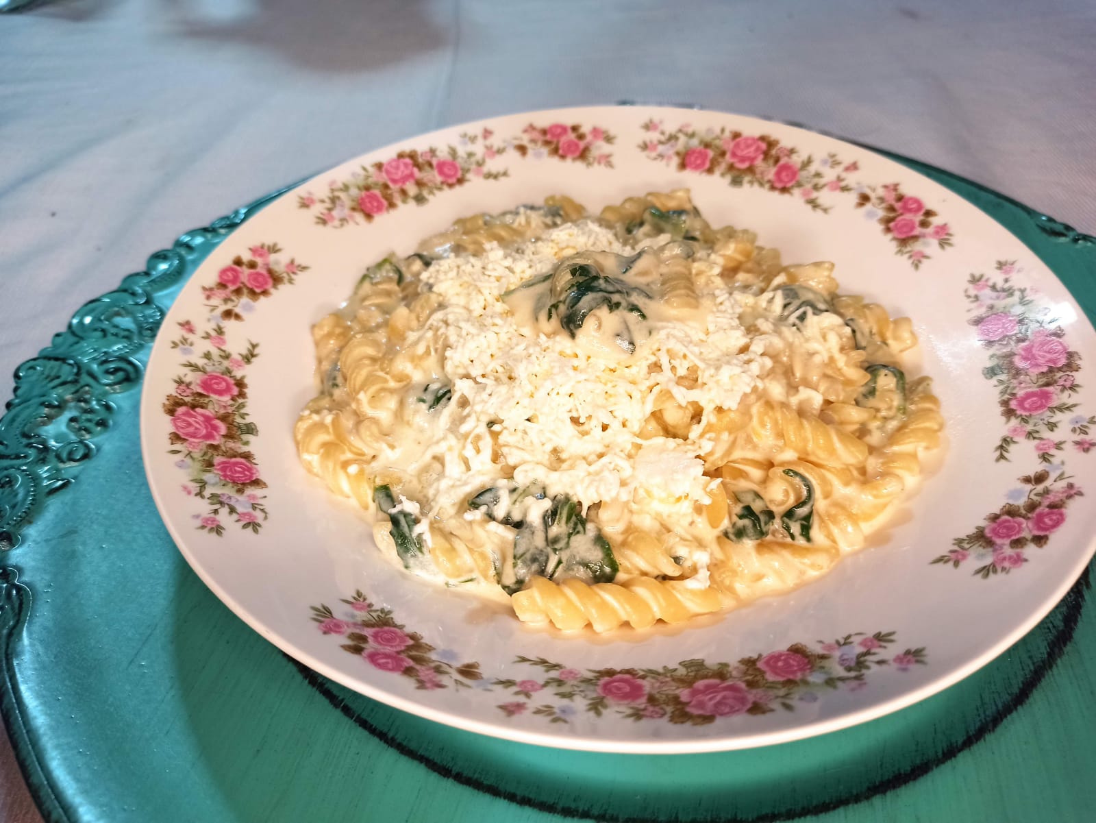1Panela! Fusilli ao molho branco e espinafre